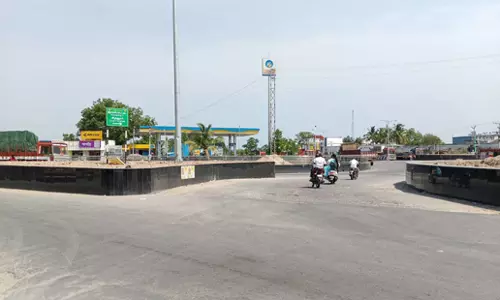 ரவுண்டானா சுற்றுச்சுவரால் விபத்து ரவுண்டானா சுற்றுச்சுவரால் விபத்து