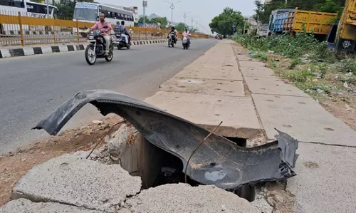 உடைந்து கிடக்கும் சிமெண்டு சிலாப்