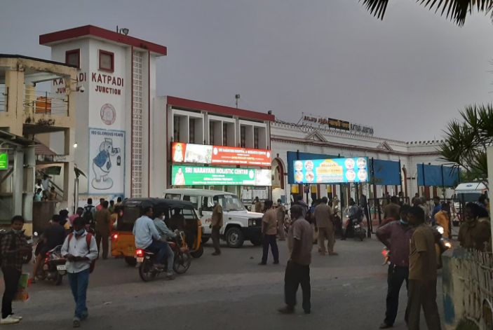 காட்பாடி ரெயில் நிலையம் உள்ளே பஸ் சேவை