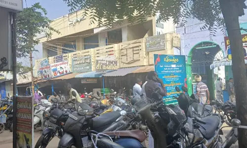 சாலை ஆக்கிரமிப்பை அகற்றுதல்