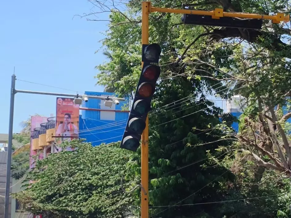 உடைந்து தொங்கும் சிக்னல் உடைந்து தொங்கும் சிக்னல்