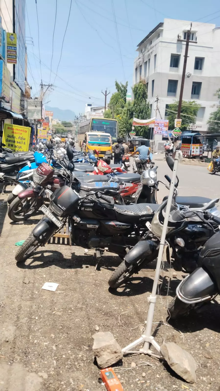 சாலையை ஆக்கிரமிக்கும் வாகனங்கள் சாலையை ஆக்கிரமிக்கும் வாகனங்கள்