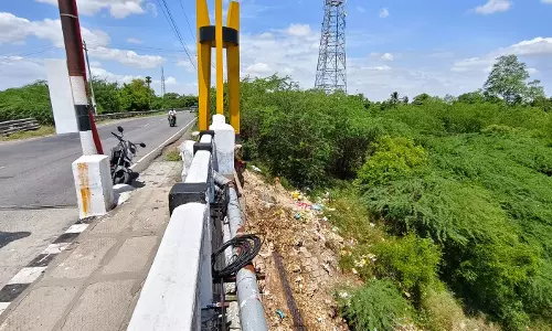 ஆற்றில் கொட்டப்படும் இறைச்சி கழிவுகள் ஆற்றில் கொட்டப்படும் இறைச்சி கழிவுகள்