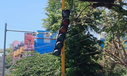 உடைந்து தொங்கும் சிக்னல் உடைந்து தொங்கும் சிக்னல்