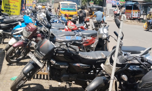 சாலையை ஆக்கிரமிக்கும் வாகனங்கள் சாலையை ஆக்கிரமிக்கும் வாகனங்கள்
