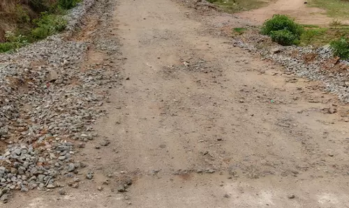 தார் சாலை அமைக்க வேண்டும்