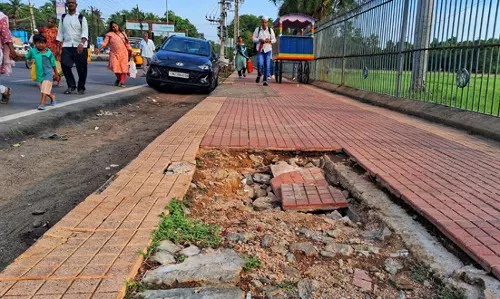 நடைபாதை கற்கள் சேதம் நடைபாதை கற்கள் சேதம்