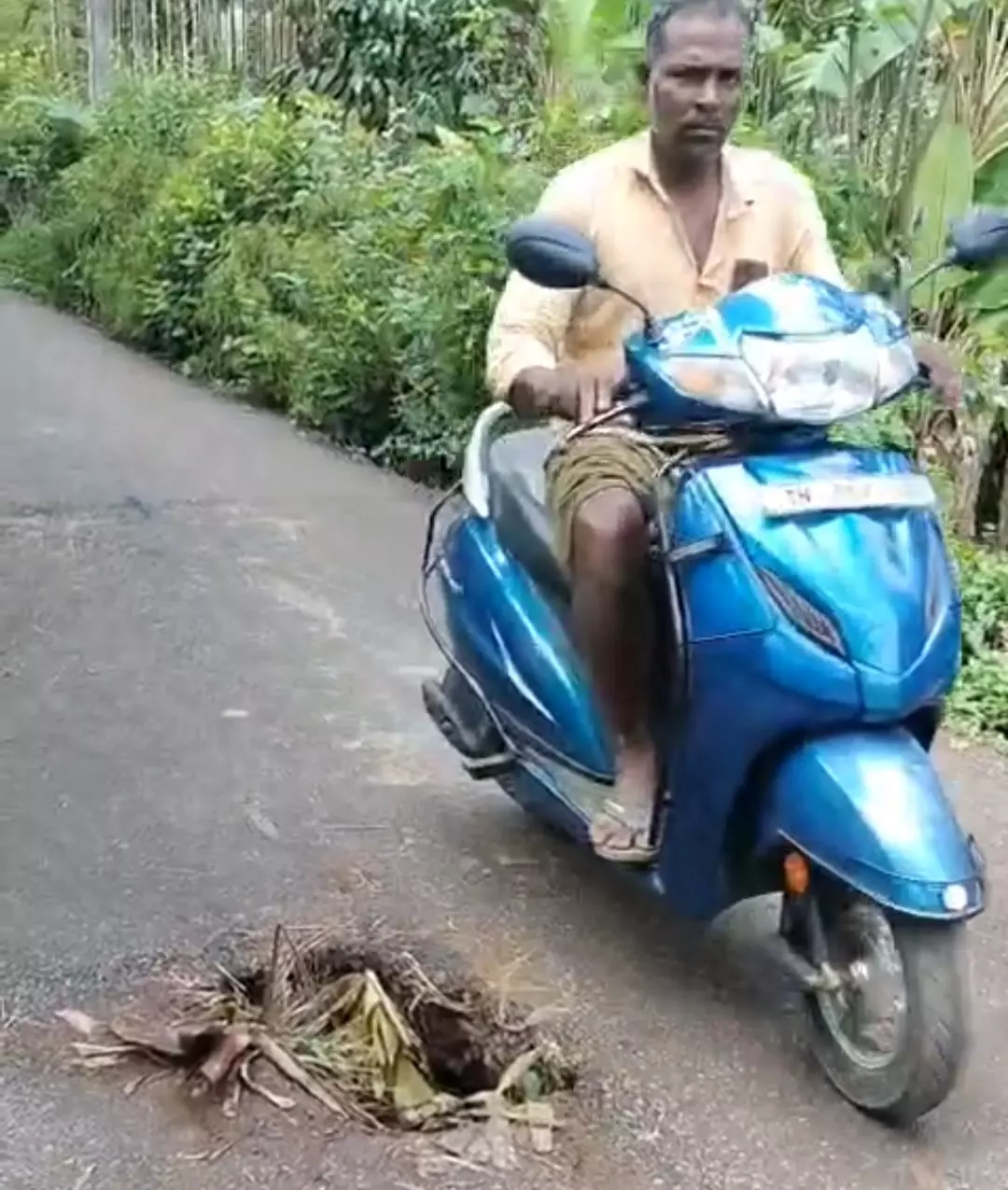 சாலையில் குழி சாலையில் குழி