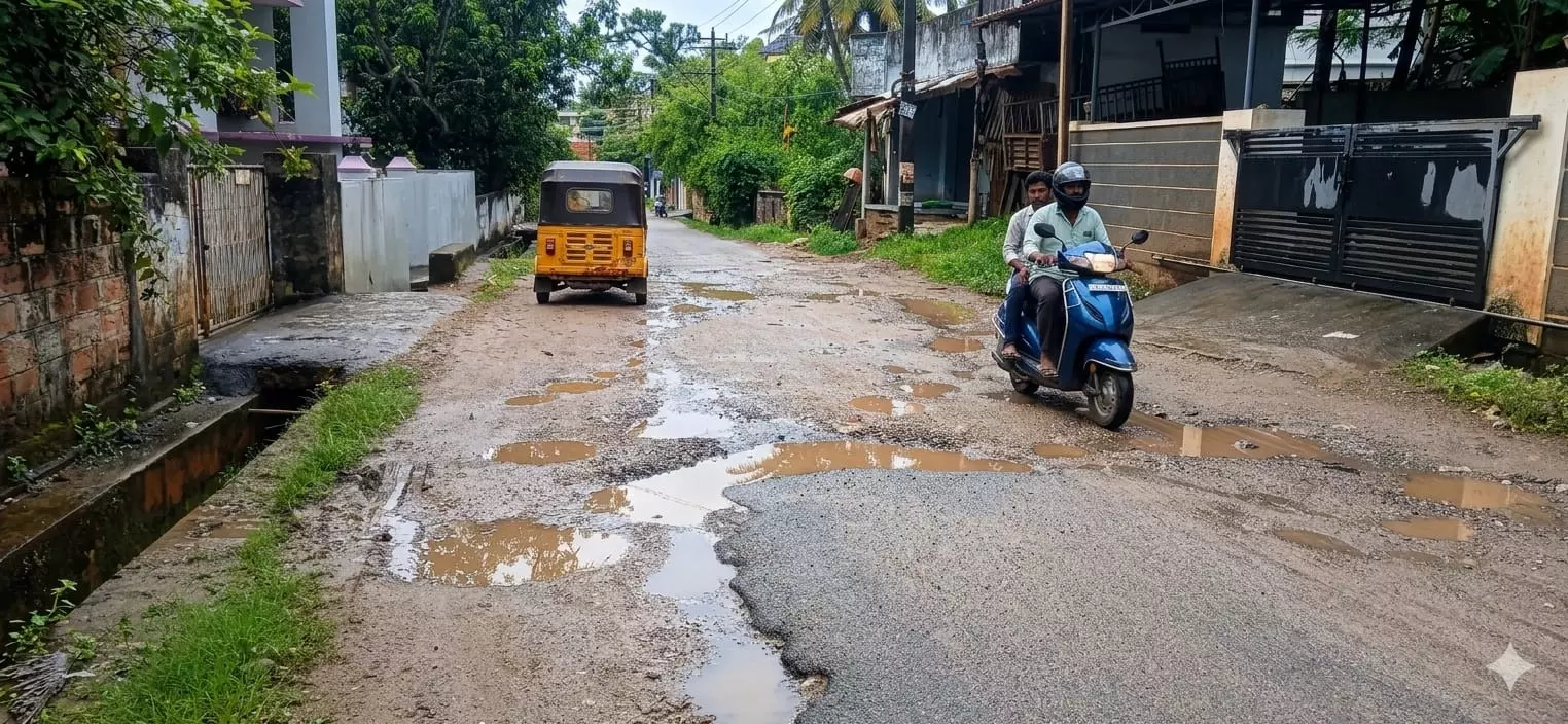 சேதமடைந்த சாலை சேதமடைந்த சாலை