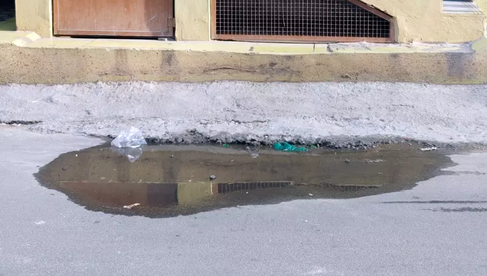 சாலையில் வீணாகும் குடிநீர் சாலையில் வீணாகும் குடிநீர்