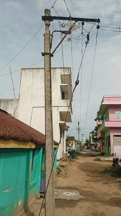 மின் கம்பம் சேதம் மின் கம்பம் சேதம்