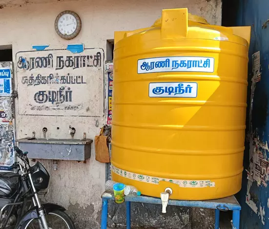 காட்சி பொருளாக இருக்கும் குடிநீர் தொட்டி காட்சி பொருளாக இருக்கும் குடிநீர் தொட்டி