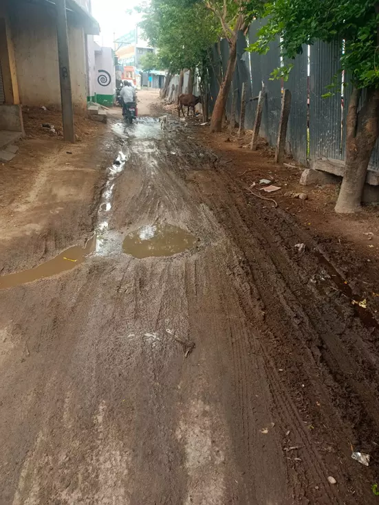 சாலையை சீரமைக்க வேண்டும் சாலையை சீரமைக்க வேண்டும்