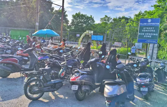 பூங்கா நுழைவு வாயிலை அடைத்த வாகனங்கள் பூங்கா நுழைவு வாயிலை அடைத்த வாகனங்கள்