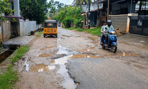 சேதமடைந்த சாலை சேதமடைந்த சாலை