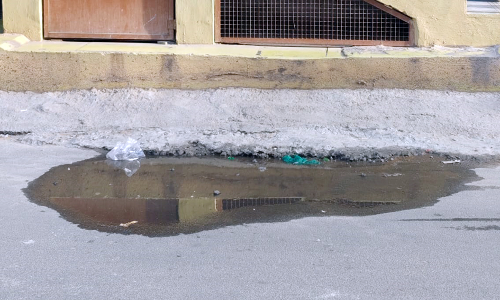 சாலையில் வீணாகும் குடிநீர் சாலையில் வீணாகும் குடிநீர்