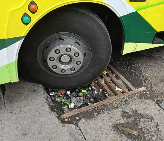 கழிவுநீர் கால்வாயில் சிக்கும் பஸ்கள்