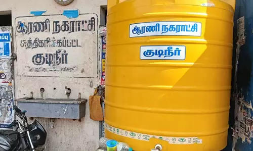 காட்சி பொருளாக இருக்கும் குடிநீர் தொட்டி