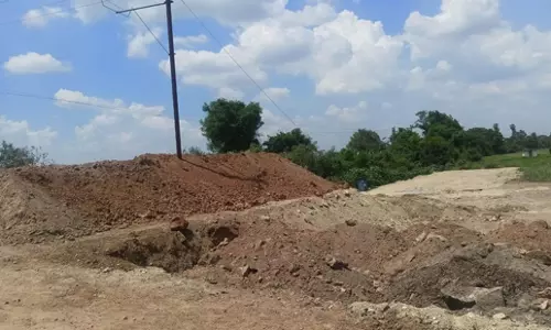 மண் கொட்டி கால்வாய் ஆக்கிரமிப்பு மண் கொட்டி கால்வாய் ஆக்கிரமிப்பு