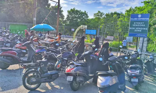 பூங்கா நுழைவு வாயிலை அடைத்த வாகனங்கள் பூங்கா நுழைவு வாயிலை அடைத்த வாகனங்கள்