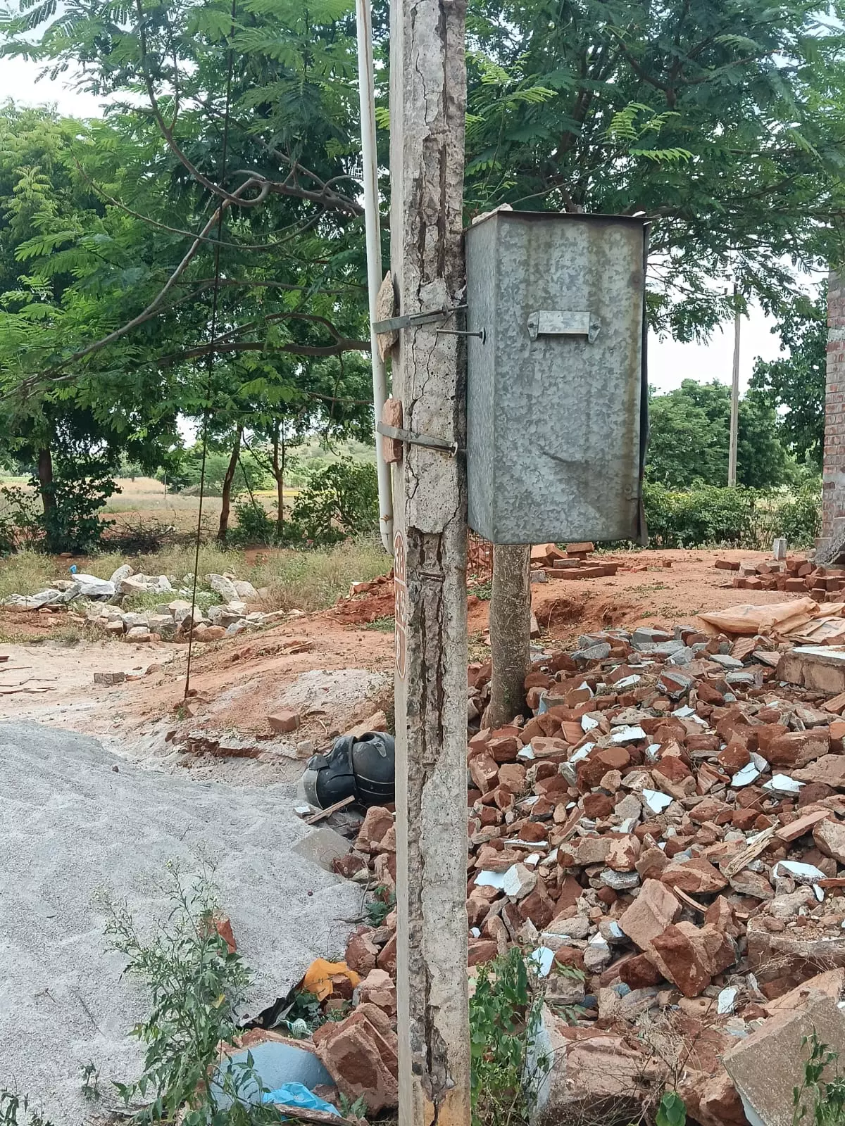 ஆபத்தான மின்கம்பம் ஆபத்தான மின்கம்பம்