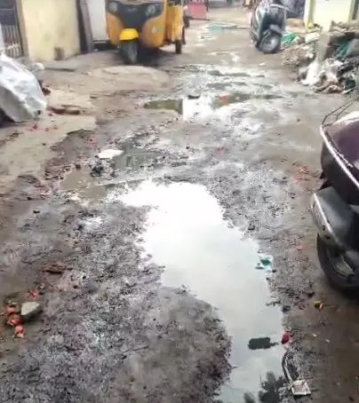 குண்டும் குழியுமான சாலை குண்டும் குழியுமான சாலை