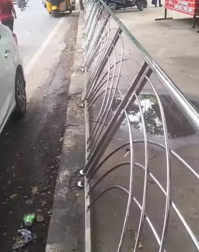 சேதமடைந்த நடைபாதை தடுப்பு சேதமடைந்த நடைபாதை தடுப்பு