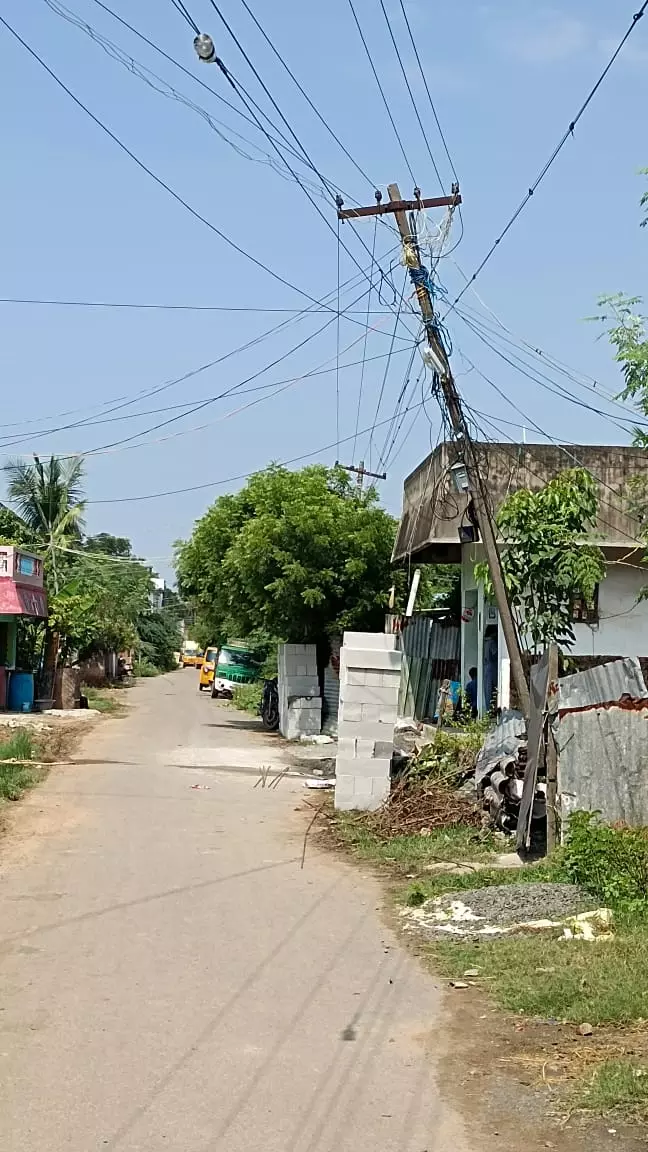 குனிந்த மின்கம்பம் குனிந்த மின்கம்பம்