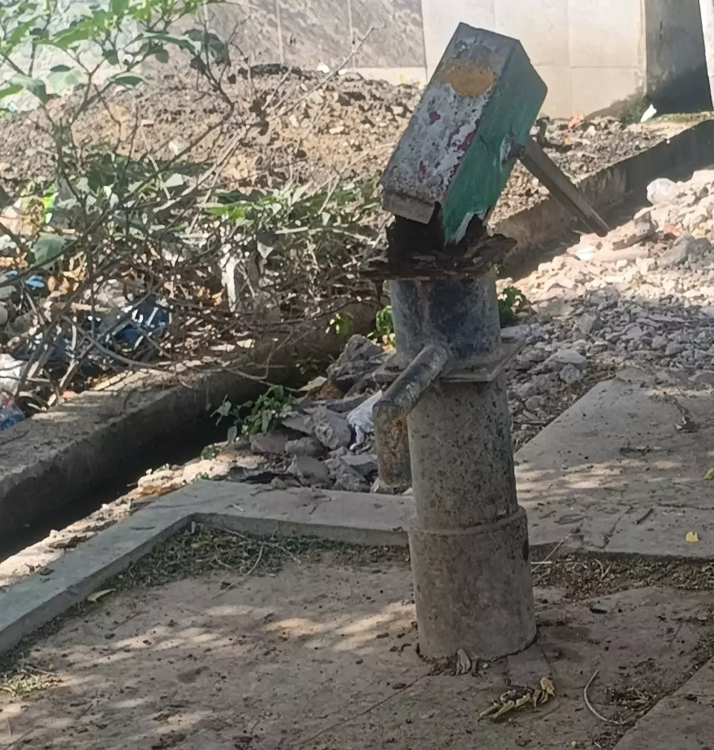 முறிந்த அடிபம்பு முறிந்த அடிபம்பு