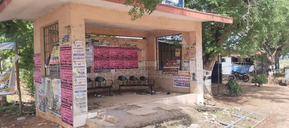சேதமடைந்த நிழற்குடை சேதமடைந்த நிழற்குடை