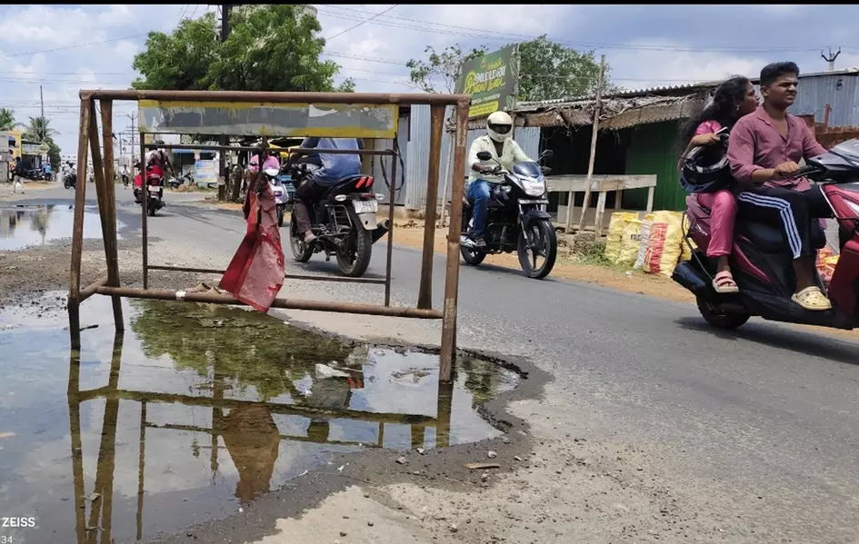 குழாய் உடைந்து வீணாகும் குடிநீர் குழாய் உடைந்து வீணாகும் குடிநீர்