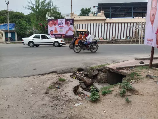 சாலையோர கழிவுநீர் கால்வாய் பள்ளம் சாலையோர கழிவுநீர் கால்வாய் பள்ளம்