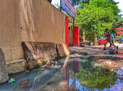 கழிவுநீரால் ஊர்க்காவல் படையினர் அவதி கழிவுநீரால் ஊர்க்காவல் படையினர் அவதி