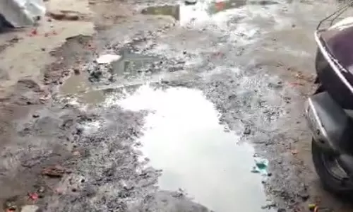 குண்டும் குழியுமான சாலை குண்டும் குழியுமான சாலை
