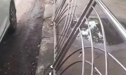 சேதமடைந்த நடைபாதை தடுப்பு சேதமடைந்த நடைபாதை தடுப்பு