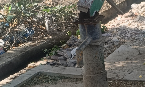 முறிந்த அடிபம்பு முறிந்த அடிபம்பு