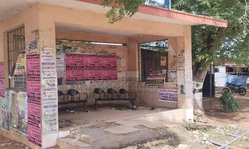 சேதமடைந்த நிழற்குடை சேதமடைந்த நிழற்குடை