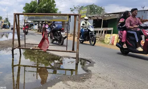 குழாய் உடைந்து வீணாகும் குடிநீர் குழாய் உடைந்து வீணாகும் குடிநீர்
