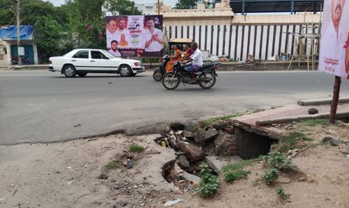 சாலையோர கழிவுநீர் கால்வாய் பள்ளம் சாலையோர கழிவுநீர் கால்வாய் பள்ளம்
