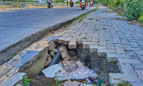 நடைபாதையில் பள்ளம் நடைபாதையில் பள்ளம்