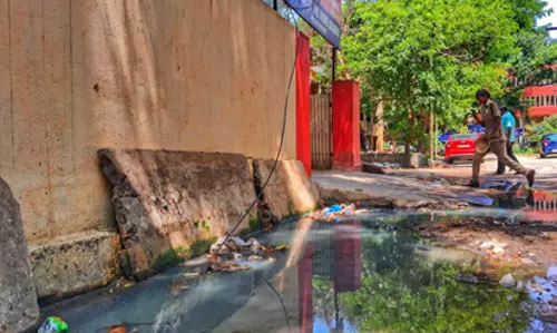 கழிவுநீரால் ஊர்க்காவல் படையினர் அவதி கழிவுநீரால் ஊர்க்காவல் படையினர் அவதி
