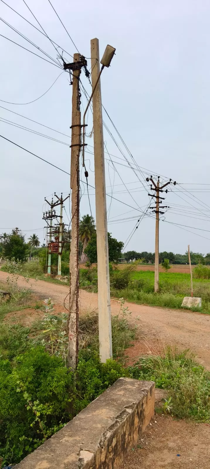 ஆபத்தான மின்கம்பம்