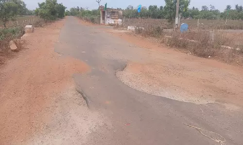 குண்டும் குழியுமான சாலை