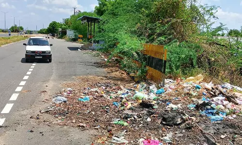 சாலையோரம் குவிந்துள்ள குப்பைகள் சாலையோரம் குவிந்துள்ள குப்பைகள்