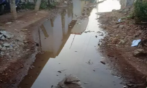 உருக்குலைந்த சாலை உருக்குலைந்த சாலை