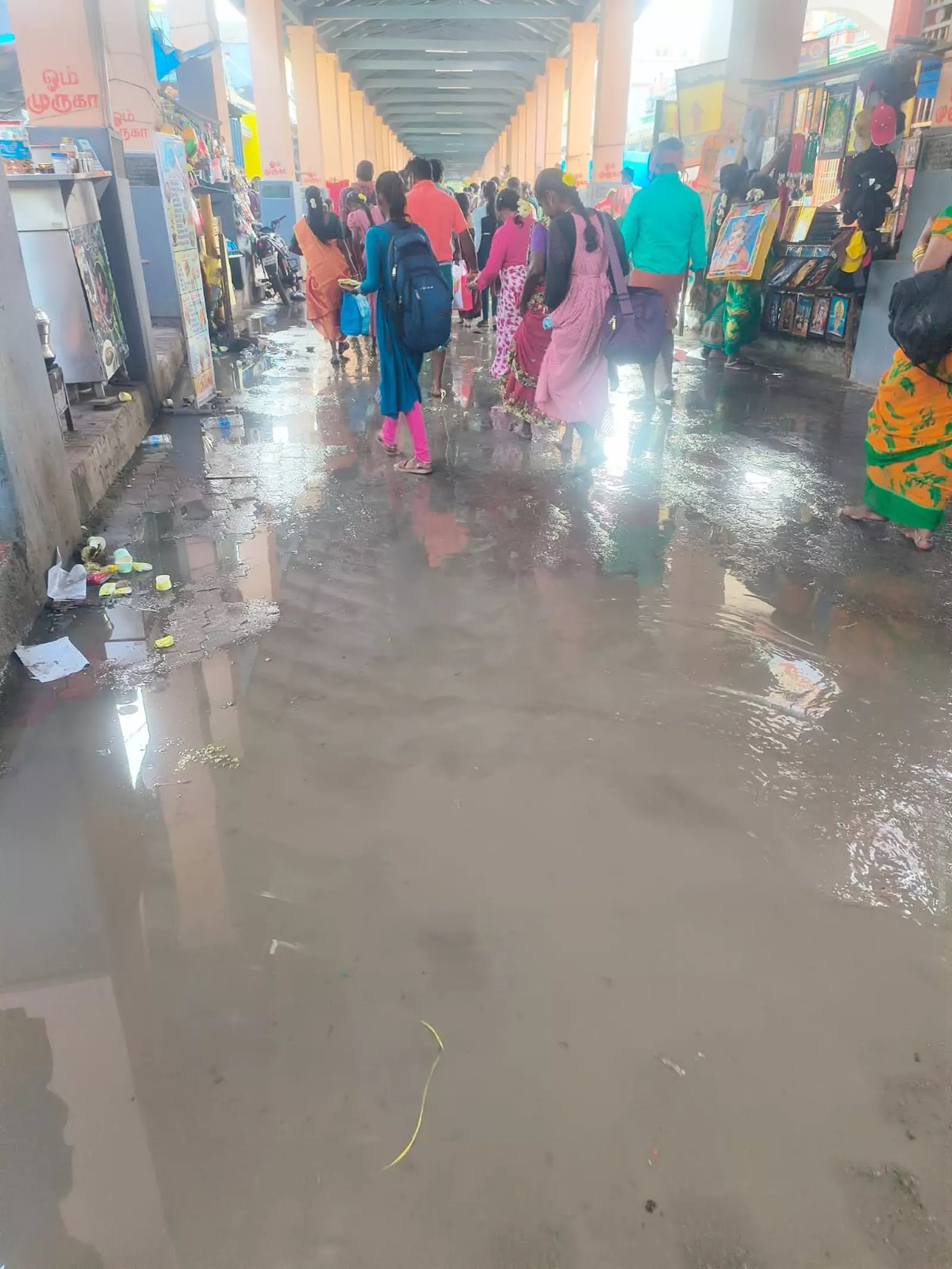 கழிவுநீரால் பக்தர்கள் அவதி