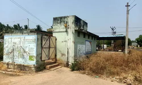 பூட்டிக்கிடக்கும் சுகாதார வளாகம் பூட்டிக்கிடக்கும் சுகாதார வளாகம்