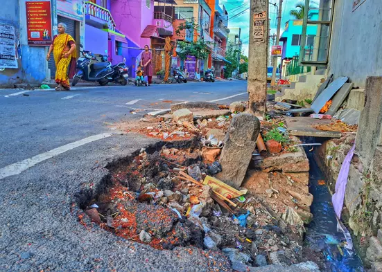 தார் சாலையோரம் பள்ளம் தார் சாலையோரம் பள்ளம்
