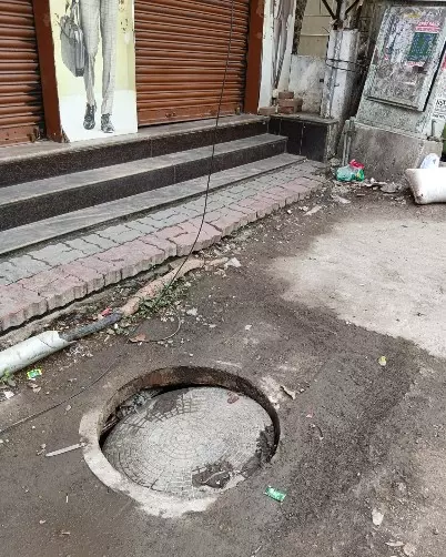 ஆபத்தான மழைநீர் கால்வாய் மூடி ஆபத்தான மழைநீர் கால்வாய் மூடி