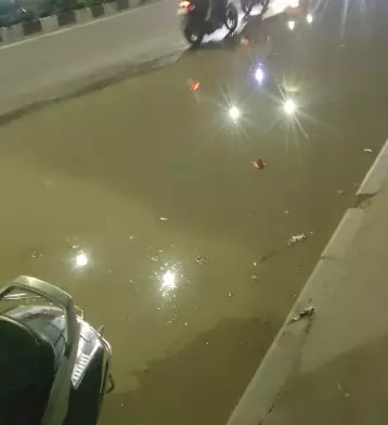 சாலையில் தேங்கும் மழைநீர் சாலையில் தேங்கும் மழைநீர்